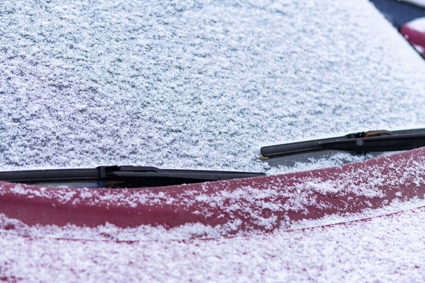 Janela de carro coberta de neve com limpadores, macro, close up. Anticongelante não foi usado. Veículos na neve. O Inverno está a chegar. Condições meteorológicas adversas
 - Foto, Imagem