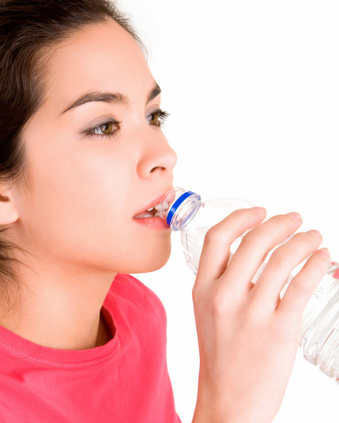 mujer joven bebiendo agua - Foto, imagen