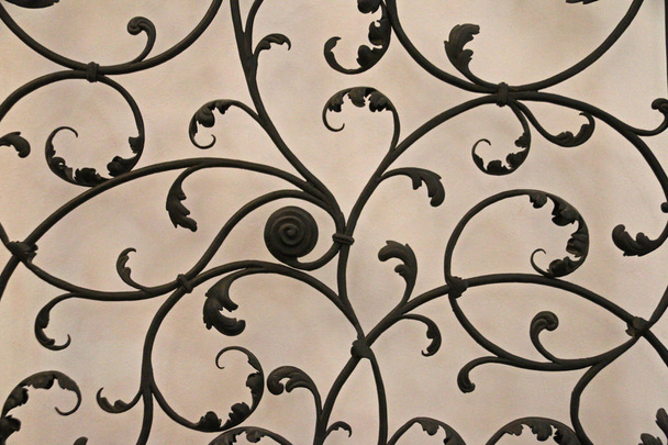 Mooie decoratieve gesmede metalen rooster - Foto, afbeelding