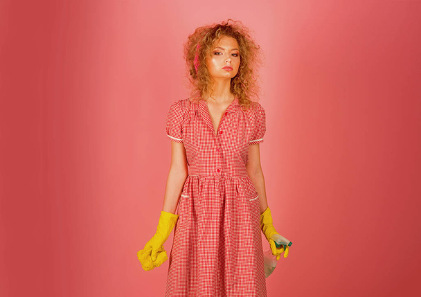 Donna delle pulizie in guanti protettivi con spruzzatore. Una tradizione di pulizia di qualità
 - Foto, immagini
