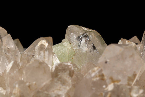 Pietra minerale macro Quarzo prehnite su sfondo nero primo piano
 - Foto, immagini