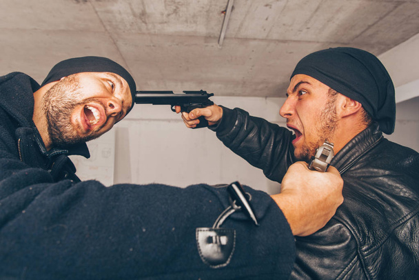 Assaulters ondervindt een groot gevecht met een puntige pistool - Foto, afbeelding
