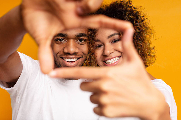 Zwarte man en vrouw Toon frame teken met handen - Foto, afbeelding