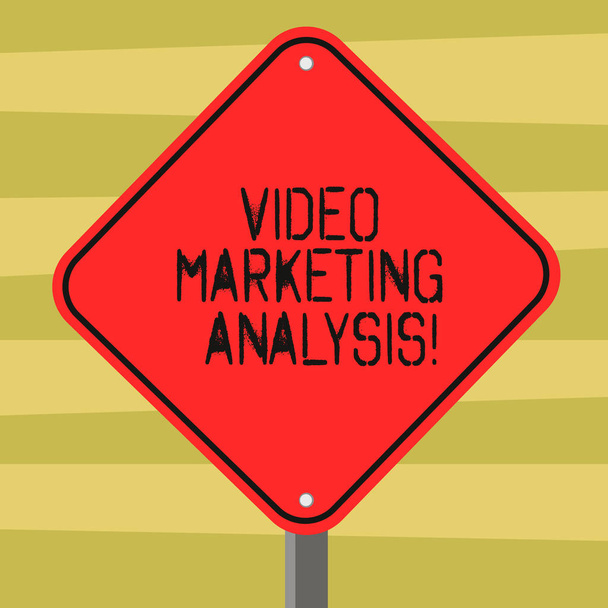 Video Marketing elemzés bemutatás szöveg-jele. Fogalmi fénykép szoftver, amelyekkel központilag és videóinak online üres gyémánt alakzat szín Road Figyelem indítótárcsa-val egy láb állni fénykép szállít. - Fotó, kép