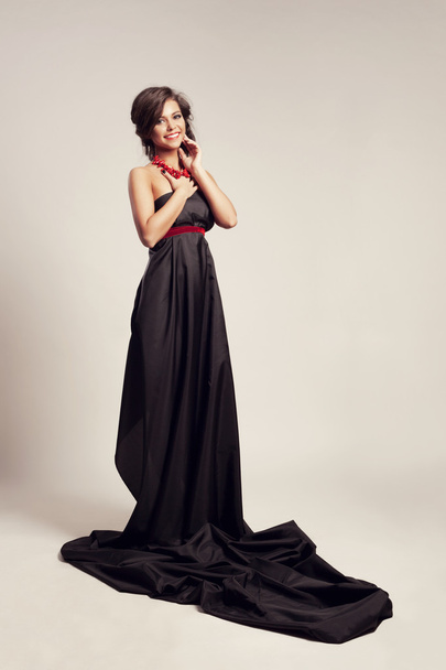 Frau im langen schwarzen Kleid - Foto, Bild