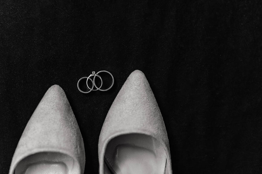 Snubní prsteny a svatební boty. Foto černý & bílé. - Fotografie, Obrázek