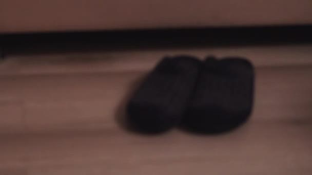 piernas fuera de la cama levántate de la cama y ponle zapatillas en los pies
 - Metraje, vídeo