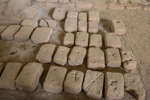 Древний резной кирпич, используемый для строительства в Huaca de la Luna археологических раскопок - Трухильо, Перу
 - Фото, изображение