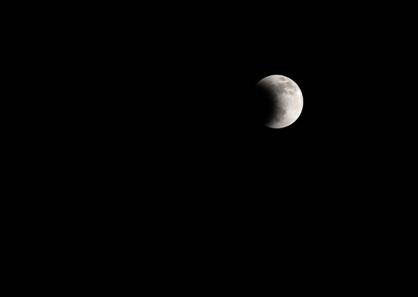 gran luna llena con eclipse con la sombra de la tierra sobre la superficie lunar
 - Foto, Imagen