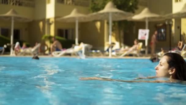 The girl swims in the pool - Video, Çekim