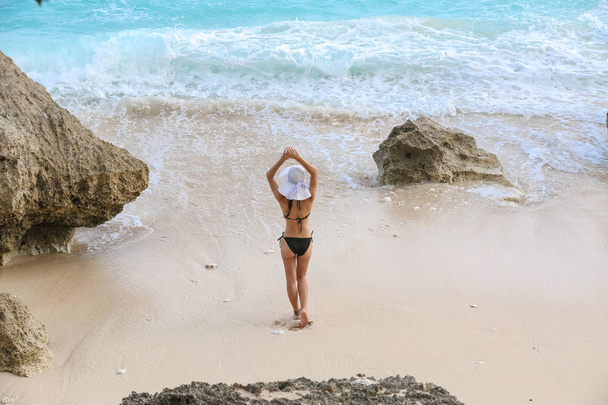 fiatal nő élvezi az időt a strandon  - Fotó, kép