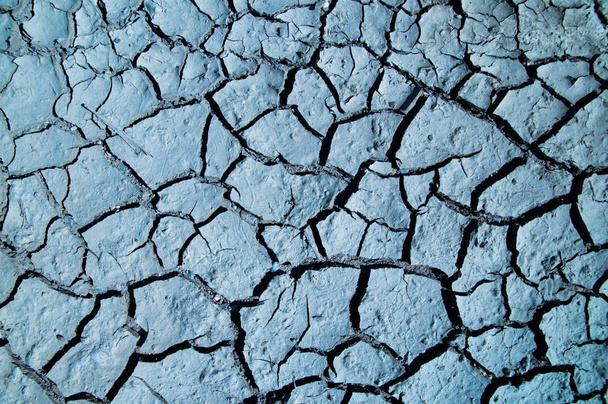 eisblaues Stück Land aus trockenem Boden von oben geschossen - Foto, Bild