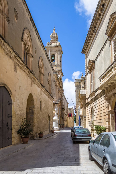 Starzy wąska ulica miasta Mdina z okno dzwonnicy Kościoła Karmelitów - Mdina, Malta - Zdjęcie, obraz
