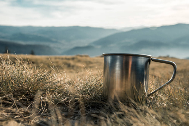 Metallbecher auf einem Hintergrund von Bergen - Foto, Bild