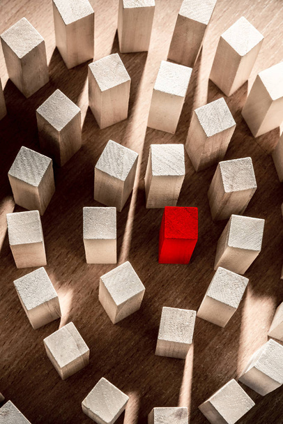 Risico's en strategie in het bedrijfsleven, een heleboel houten blokken met rode in het midden. Verticale frame - Foto, afbeelding