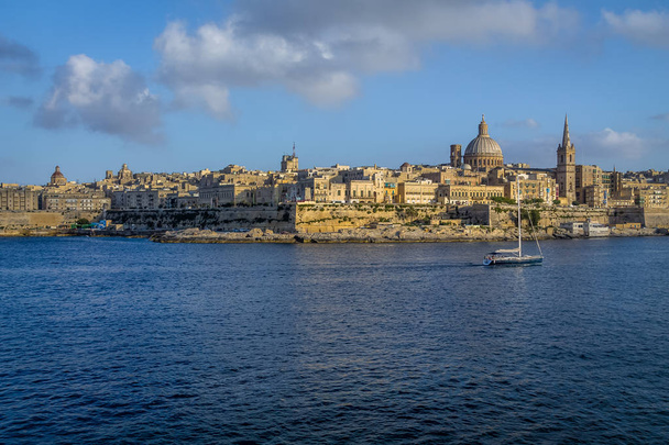 skyline de La Valeta desde Sliema con Basílica de Nuestra Señora del Monte Carmelo - La Valeta, Malta
 - Foto, Imagen
