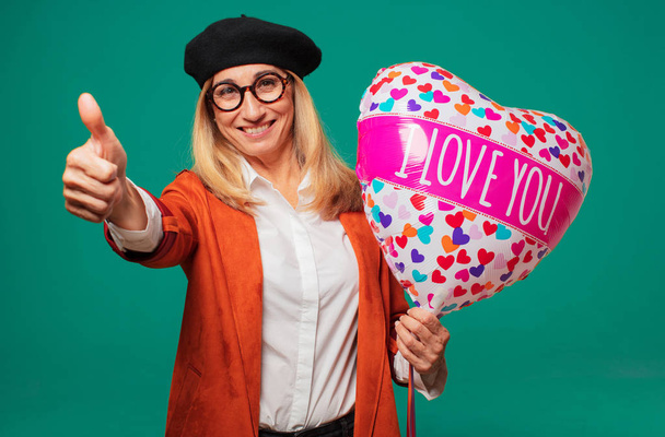 Senior pretty woman with Valentines Day concept. - Foto, afbeelding
