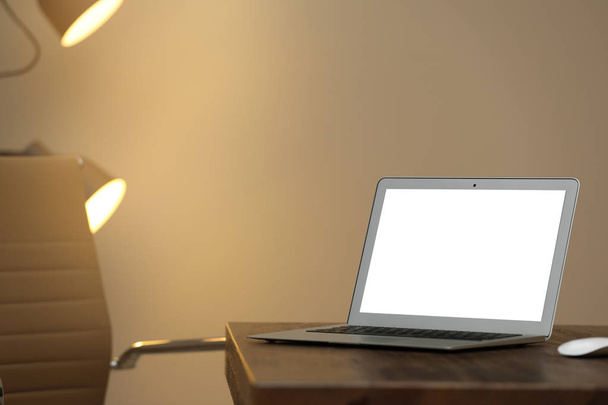 Laptop com tela em branco na mesa dentro de casa. Espaço para texto
 - Foto, Imagem