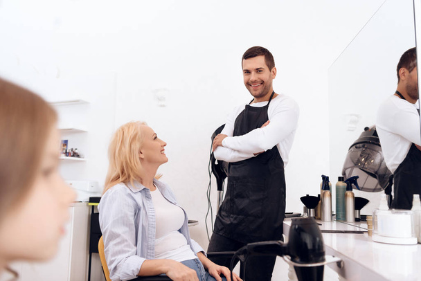 Mature pretty woman is doing hairdo in beauty salon. Female stylish haircut. - Fotó, kép