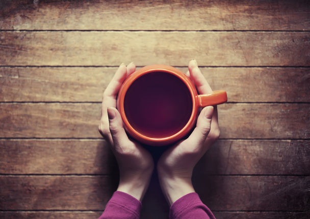vrouw met warm kopje thee - Foto, afbeelding