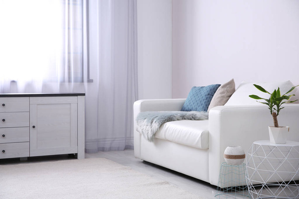 Moderno salón interior con cómodo sofá - Foto, Imagen