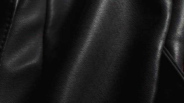 Részletes lövés egy fekete természetes, vagy mesterséges bőr táska. - Felvétel, videó
