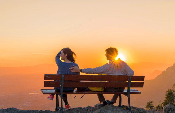 romantische Szene eines Paares beim Sonnenaufgang. - Foto, Bild
