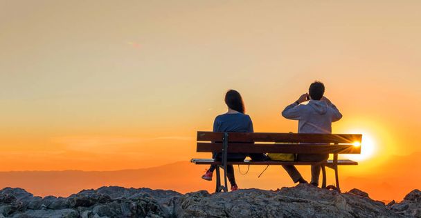 Scène romantique de couple regardant le lever du soleil
. - Photo, image
