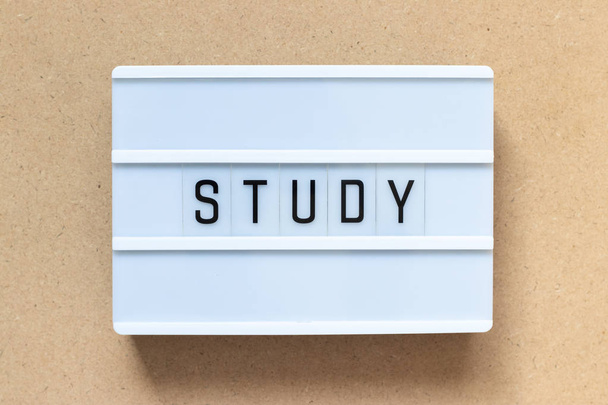 Λευκό lightbox με λέξη μελέτη σε ξύλο φόντο - Φωτογραφία, εικόνα