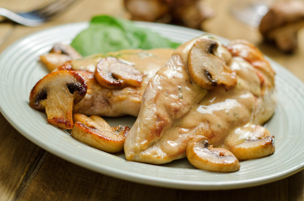 Peito de frango com cogumelos
 - Foto, Imagem