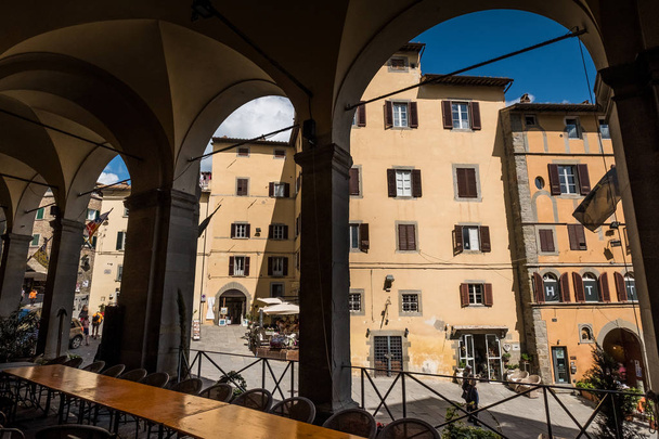CORTONA, ITALY - MAY 13, 2018: Signorelli square in the city center, Cortona is one of the oldest hill towns in Tuscany - Foto, Imagen