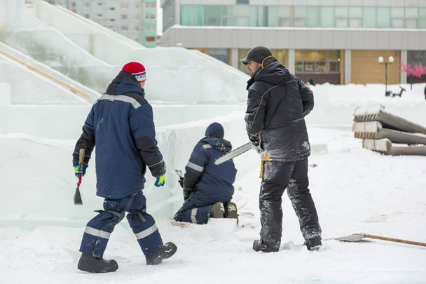 I lavoratori costruiscono una città di ghiaccio per le vacanze di Natale
 - Foto, immagini