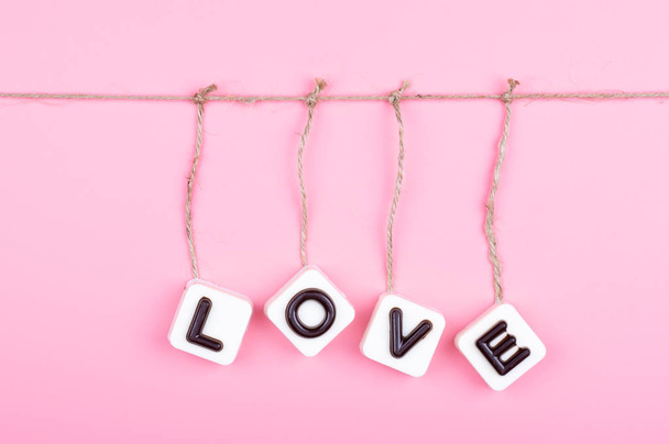 Amor gravado em chocolate sobre fundo colorido
 - Foto, Imagem