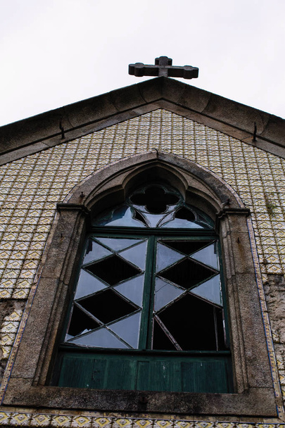 Opuštěný kostel s rozbitými okny.  - Fotografie, Obrázek