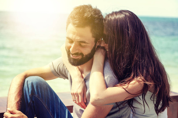 junge schöne glückliche Paar in der Liebe zärtlich umarmen vor dem Hintergrund des Meeres, Liebe Flitterwochen Valentinstag Konzept. - Foto, Bild