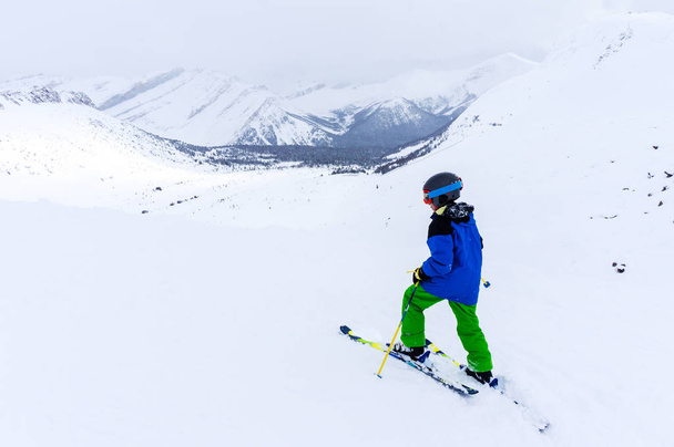 Młody narciarz narty w backcountry pasmo górskie w pobliżu Lake Louise w Canadian Rockies Alberta, Kanada. - Zdjęcie, obraz