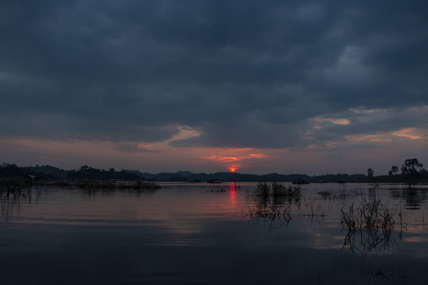 湖と雨の strom の夕日 - 写真・画像