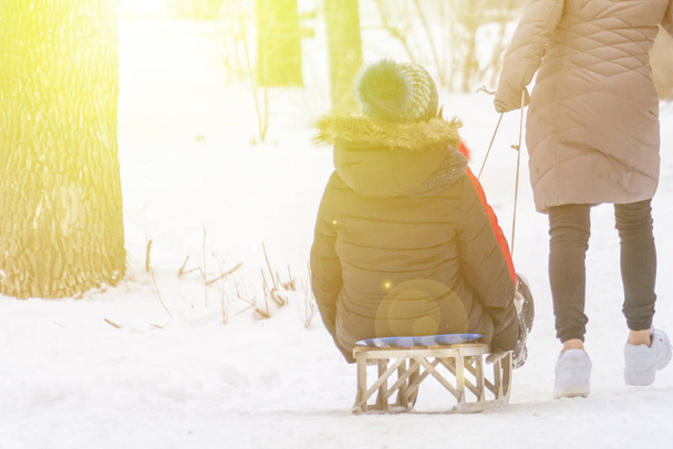 jeune enfant traîneau avec ses parents à l'extérieur en hiver saison b
 - Photo, image