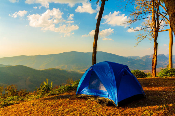 Tiendas de campaña para turistas en Tailandia campamento de invierno con cielo azul y montañas alrededor
. - Foto, imagen