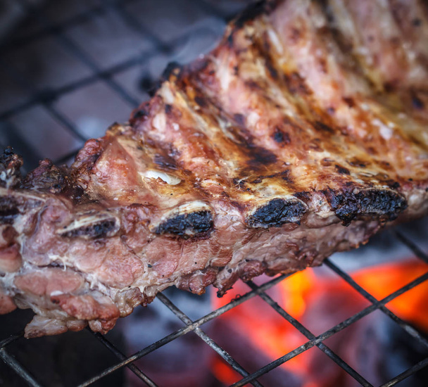 Kömürün üstünde bir barbekü üzerinde ızgara sığır eti biftek - Fotoğraf, Görsel