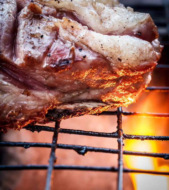 Стейки з яловичини на грилі над вугіллям на барбекю
 - Фото, зображення