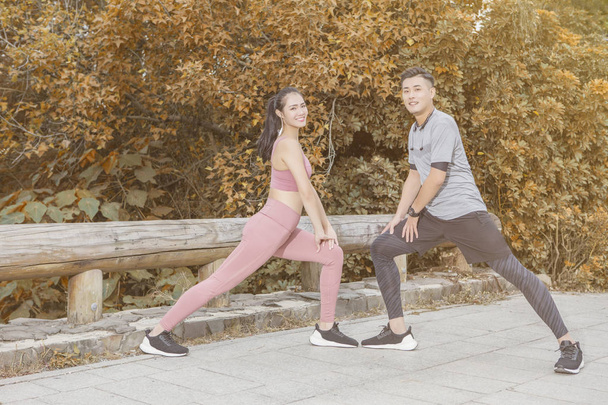 pareja joven haciendo ejercicio en el parque de la ciudad
 - Foto, Imagen