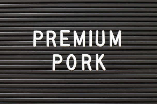 Tablero de letras de fieltro de color negro con alfabeto blanco en fondo de cerdo premium de palabra
 - Foto, Imagen
