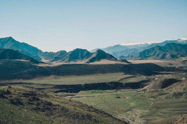 Paisaje de montaña. Vista del valle con una hermosa meseta Chui tramo, Altai. Valle Chuya
. - Foto, Imagen