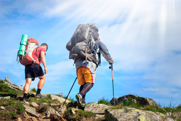 concepto de resistencia, grupo de excursionistas escalando en la montaña de rocas
 - Foto, imagen