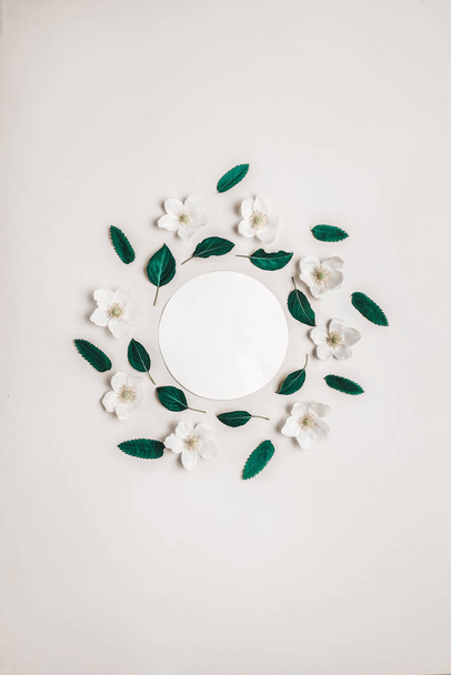 Diseño creativo de flores y plantas blancas con espacio de copia para escribir
. - Foto, Imagen