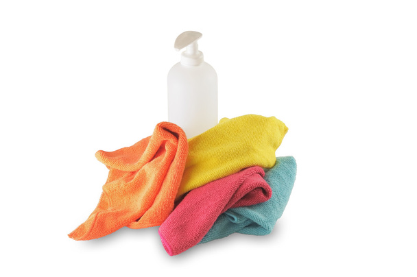 液体石鹸とマイクロファイバーの布の選択で白いプラスチック製のボトル - 写真・画像