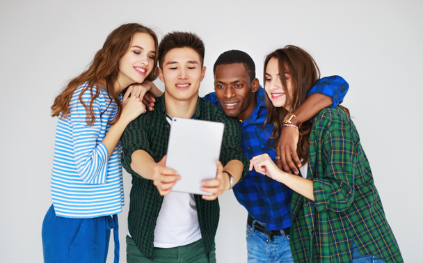 Gruppe von glücklichen Studenten Menschen Freunde mit Handys Tablets Gadgets lachen - Foto, Bild
