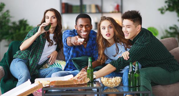 Csoport, a boldog fiatal meg rajongók nézi a meccset a TV-ben, sör és a pizza: hom - Fotó, kép