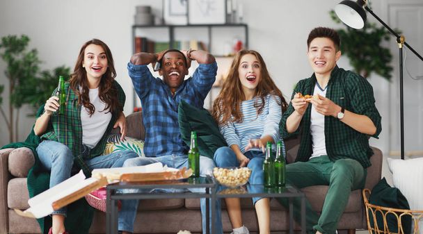Grupa fanów szczęśliwy młodzi przyjaciele, oglądając mecz w telewizji z piwem i pizza w hom - Zdjęcie, obraz